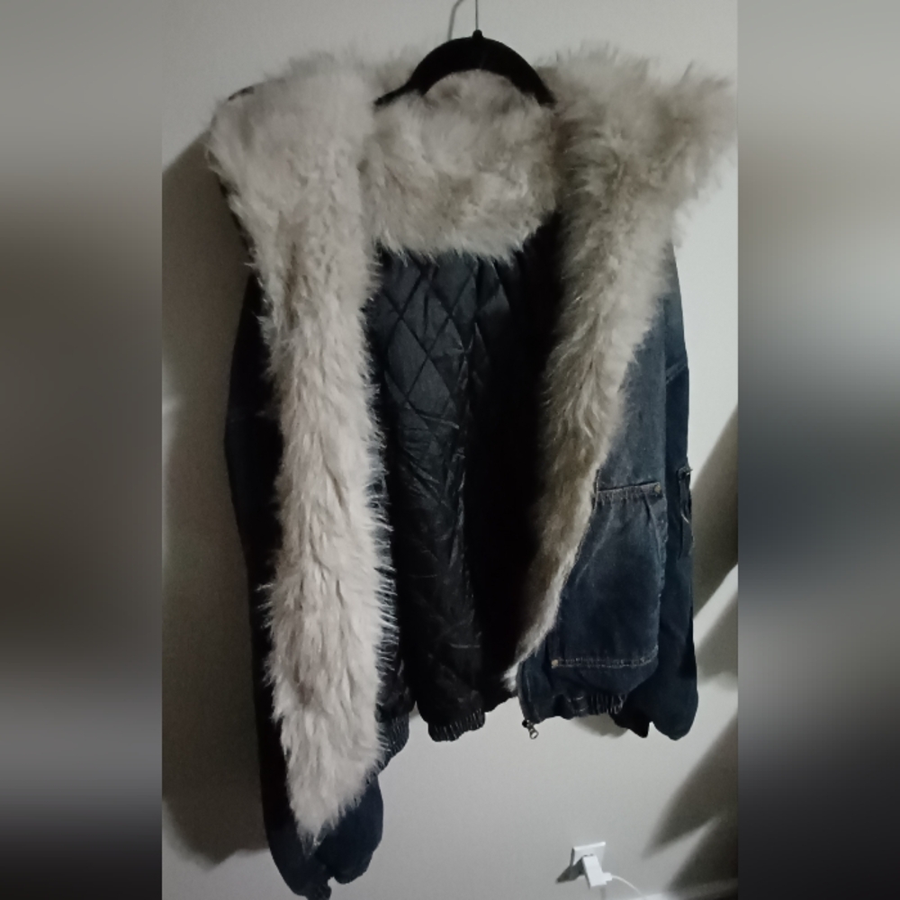 Stylish Blue Denim Jacket with Faux Fur Trim - Picture 2 of 4